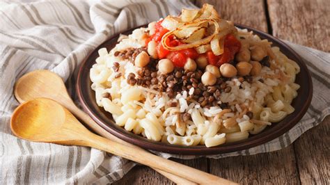  Kushari:  Savory Spices and Creamy Chickpeas Unite for an Unforgettable Egyptian Feast!