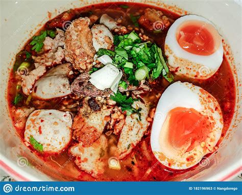  ก๋วยเตี๋ยวสุโขทัย: เส้นเหนียวหนึบ โปะด้วยเครื่องปรุงรสชาติจัดจ้าน!